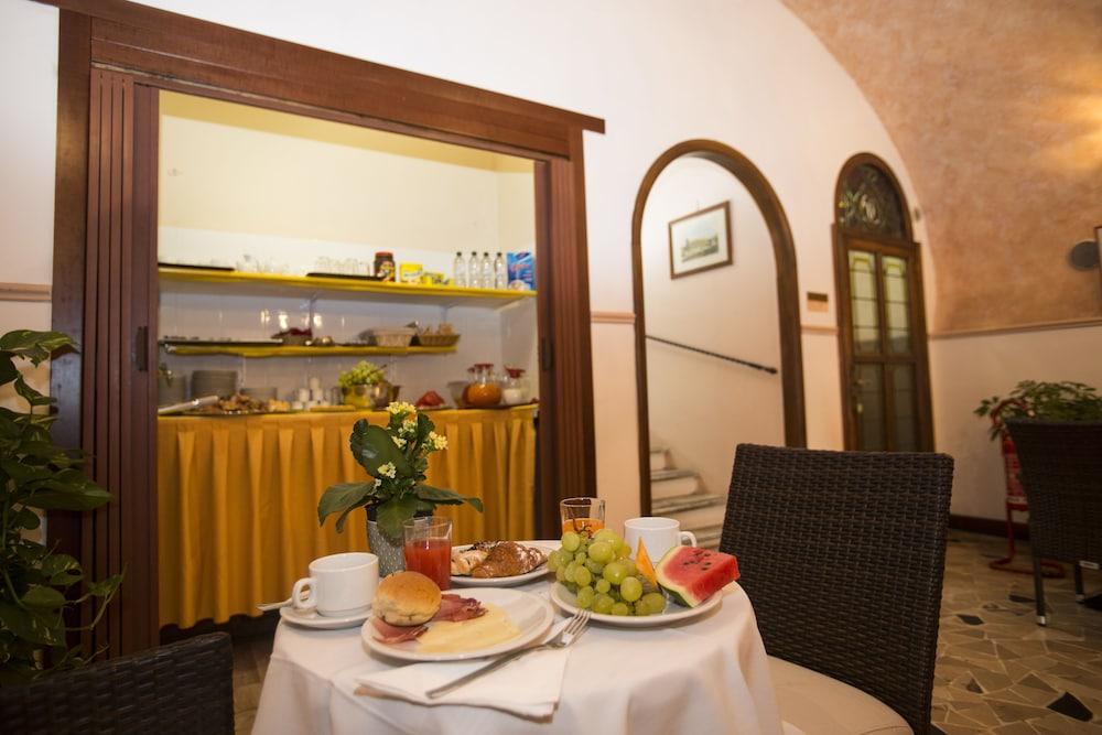 Gaudi Guesthouse ローマ エクステリア 写真
